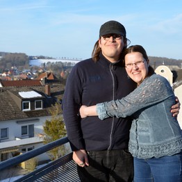 Kyra Baginski und Jonathan Auer auf dem Balkon ihrer Dachgeschosswohnung, Foto: BBW Soest