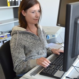 Lena Schneider an ihrem Arbeitsplatz vor dem PC. Foto: BBW Soest