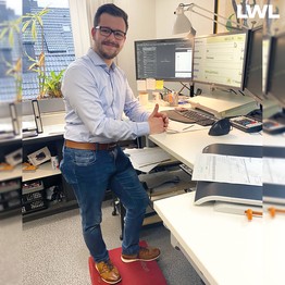 Kevin Irle steht an seinem Arbeitsplatz bei Strothkamp und blickt in die Kamera
