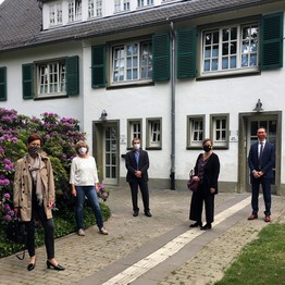 Frau Westers, Frau Greiß, Herr Marquet, Frau Dr. Schrage und Herr Redeker (v. l. n. r.) haben sich gemeinsam das neu renovierte Haus 41 angesehen.
