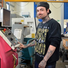 Mit seiner CNC-Drehmaschine in der LIDU-Werkstatt bearbeitet Dustin Lang Serienaufträge für verschiedenste Kunden.