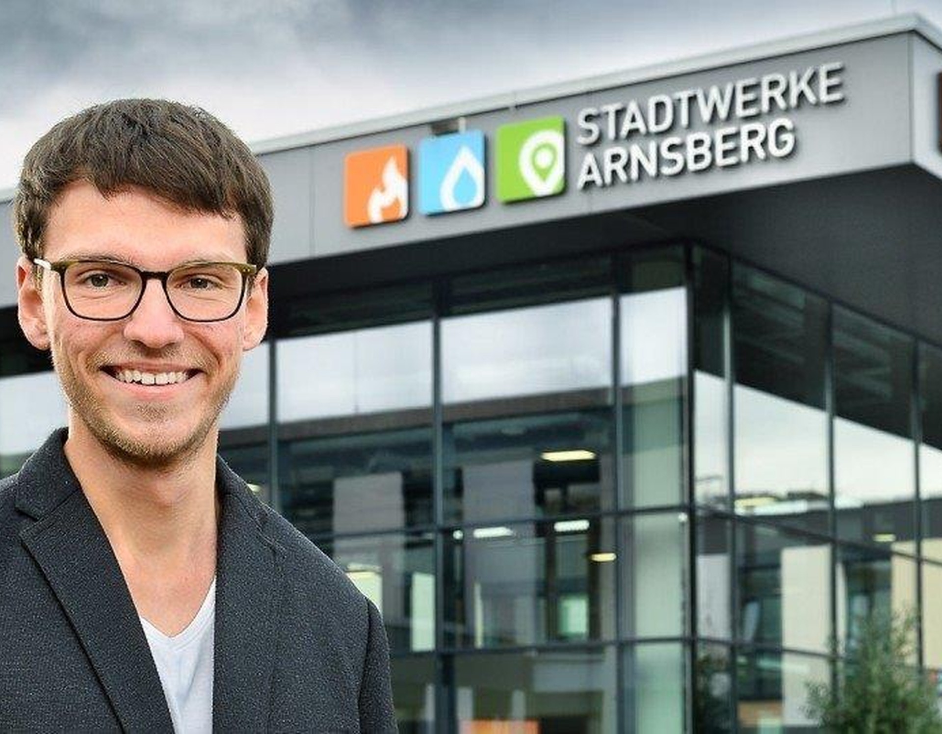 Adrian Lampe vor dem Gebäude der Stadtwerke Arnsberg