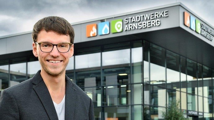 Adrian Lampe aus Arnsberg vor dem Gebäude der Stadtwerke Arnsberg