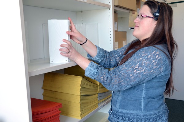 Kyra Baginski räumt ein Regal in ihrem Büro ein, Foto: BBW Soest