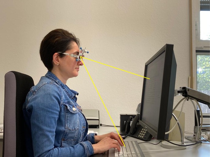 Ausmessen der Arbeitsplatzabstände (Auge zum Monitor/zur Tastatur) für die Bildschirmarbeitsplatzbrille oder Arbeitsschutzbrille