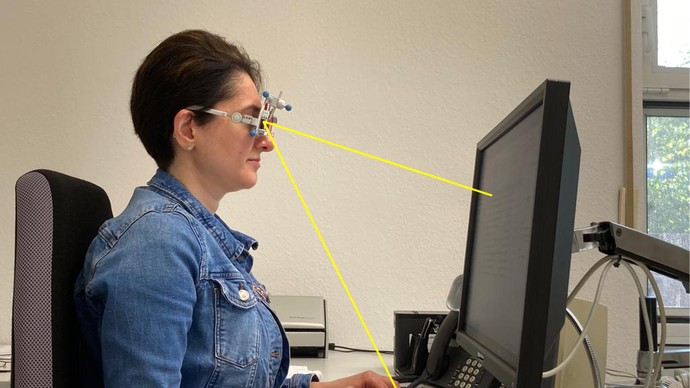 Ausmessen der Arbeitsplatzabstände (Auge zum Monitor/zur Tastatur) für die Bildschirmarbeitsplatzbrille oder Arbeitsschutzbrille