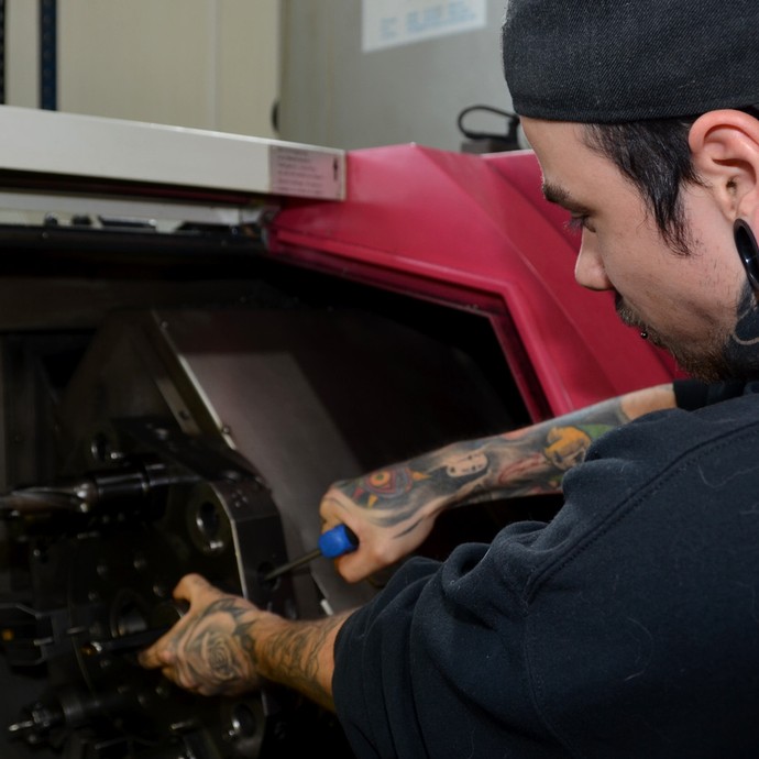 Dustin Lang bereitet die CNC-Drehmaschine für einen neuen Serienauftrag vor. (öffnet vergrößerte Bildansicht)