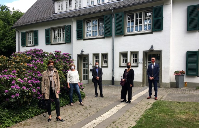 Frau Westers, Frau Greiß, Herr Marquet, Frau Dr. Schrage und Herr Redeker (v. l. n. r.) haben sich gemeinsam das neu renovierte Haus 41 angesehen.