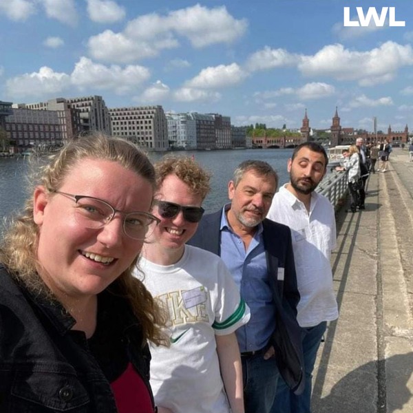 v.l.n.r. Frau Schlösser, Herr Zimmermann, Herr Marquet, Muhammed Ak auf einem Selfie an der Spree