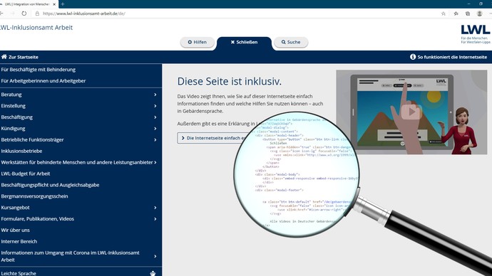 Softwaretestung unserer Webseite: Eine Lupe zeigt den Quellcode an.