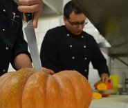 Anspruchsvolle Dessertkreationen gehören auch zum Alltagsgeschäft. Foto: BBW Soest