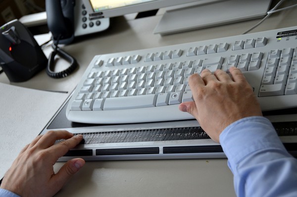 Blick auf Vitali Brumms Tastatur mit Braillezeile, Foto: Raidt