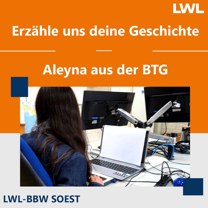 Aleyna sitzt am Schreibtisch vor dem Laptop und schreibt ihre Geschichte mit Hilfe der Braillezeile.