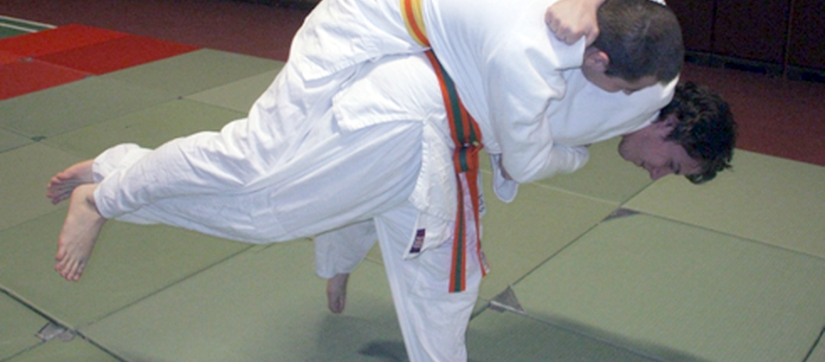 Teilnehmer der Judo-AG demonstrieren den Wurf koshi-uchi-mata