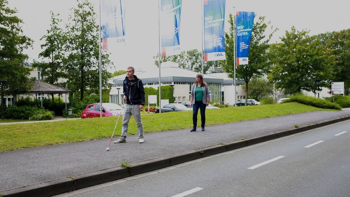 Der Langstock hilft bei der Orientierung vor dem BBW-Gebäude