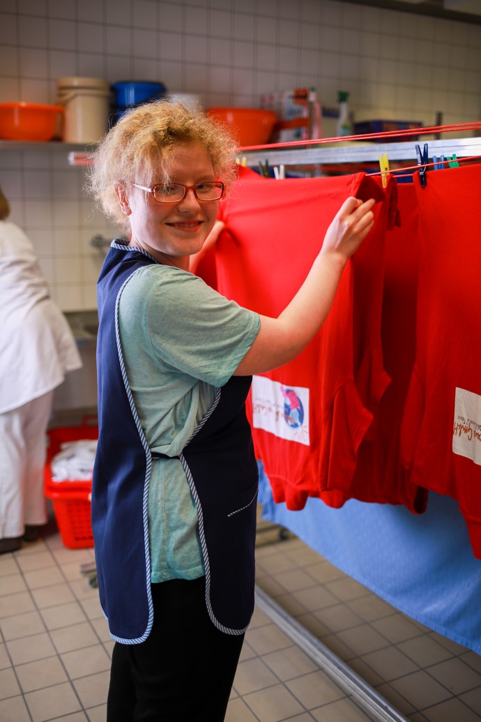 Eine Teilnehmerin hängt Wäsche auf