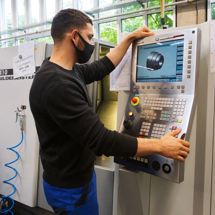 Ein Teilnehmer stellt die Maschine am Computer ein