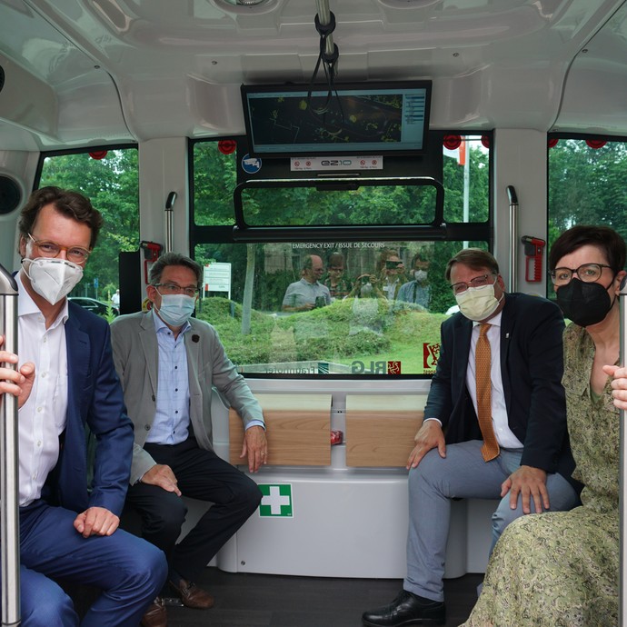 Alle sitzen mit Masken im Bus (öffnet vergrößerte Bildansicht)