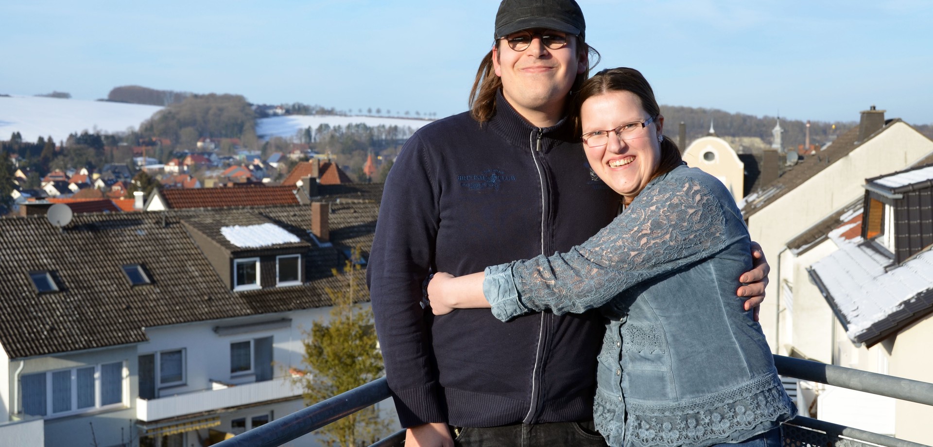 Kyra Baginski und Jonathan Auer auf dem Balkon ihrer Dachgeschosswohnung, Foto: BBW Soest
