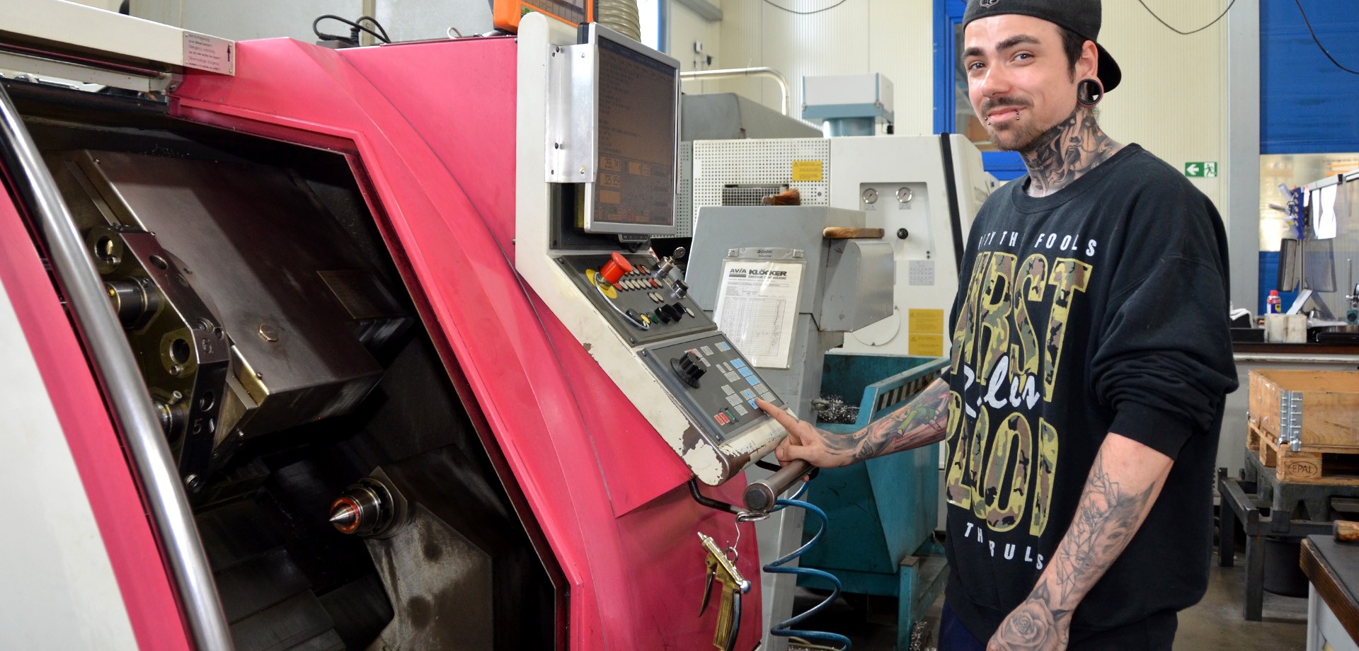Mit seiner CNC-Drehmaschine in der LIDU-Werkstatt bearbeitet Dustin Lang Serienaufträge für verschiedenste Kunden. Foto: BBW Soest
