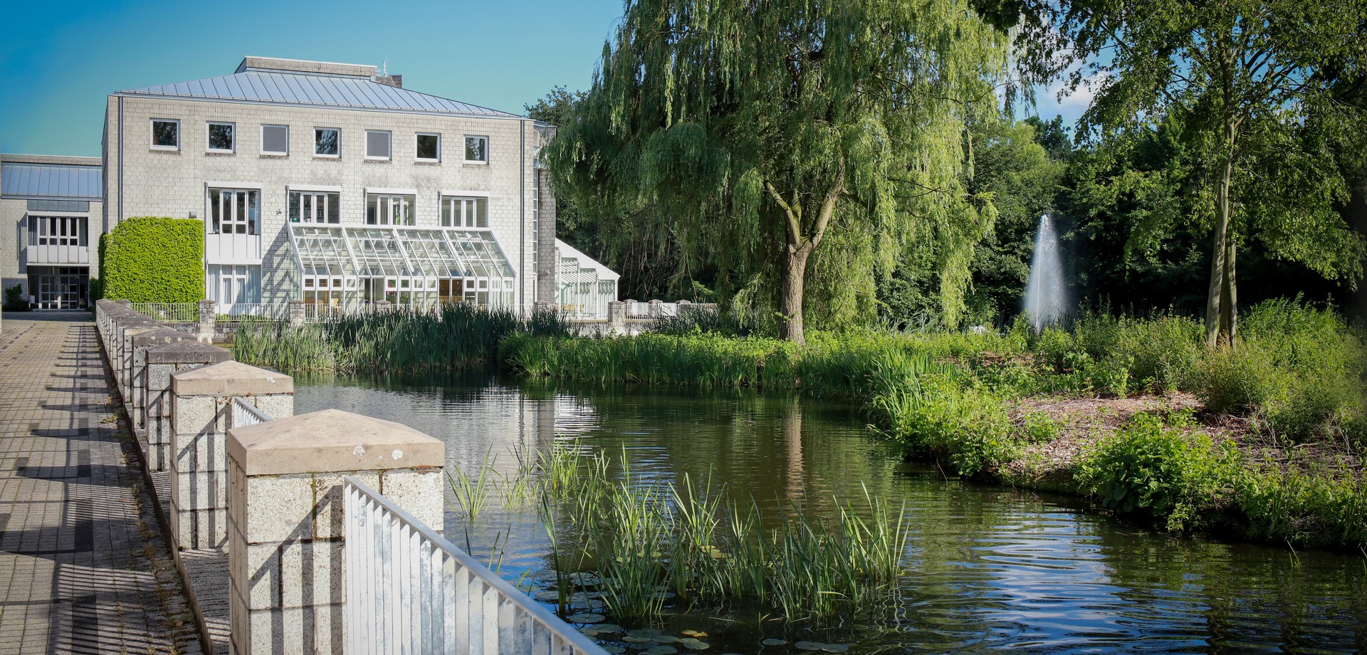 Blick über den Teich auf die Rückseite des BBW Soest