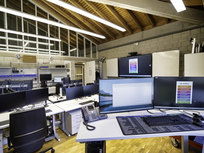 Ein großer Raum mit vielen Computer-Arbeitsplätzen