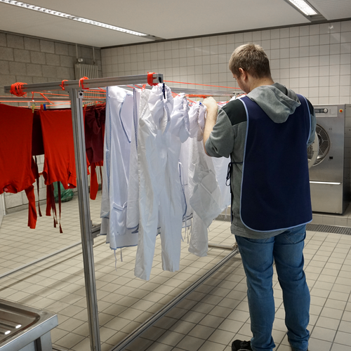 Teilnehmer hängt Wäsche auf
