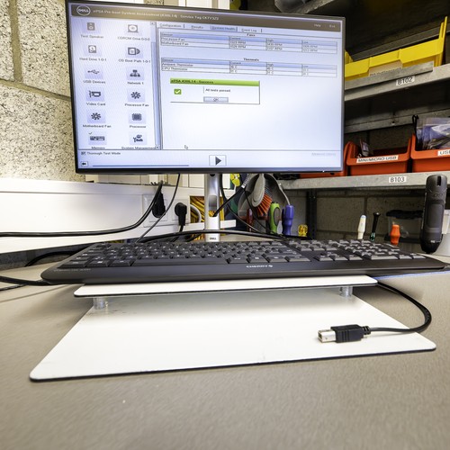 Computerbildschirm mit Tastatur