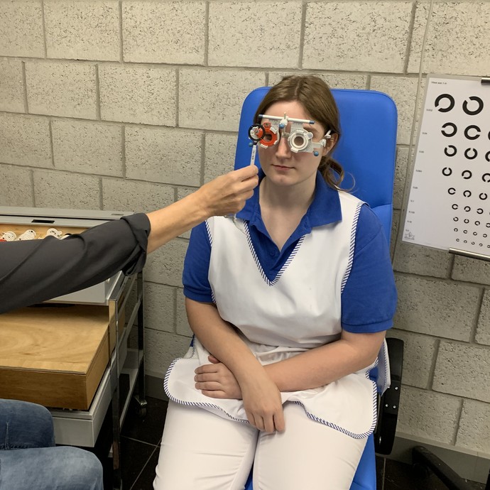 Augenüberprüfung mittels einer Messbrille (vergrößerte Bildansicht wird geöffnet)