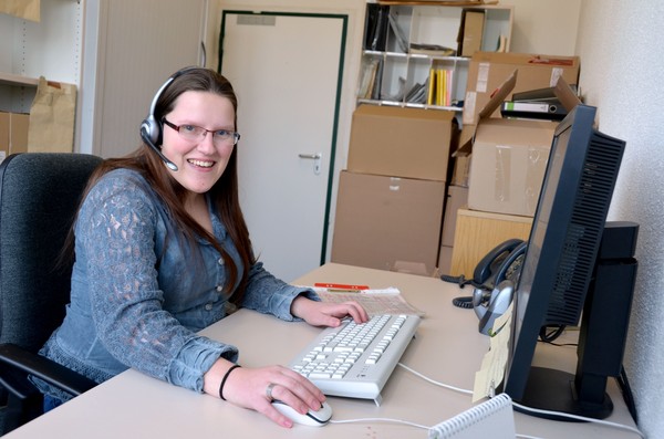 Kyra Baginski an ihrem Arbeitsplatz, sie lacht in die Kamera, Foto: BBW Soest