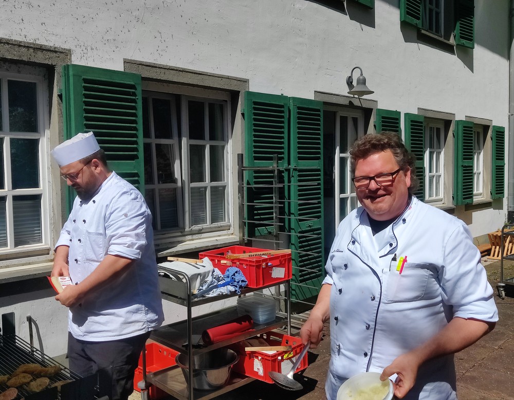 Die Köche am Grill