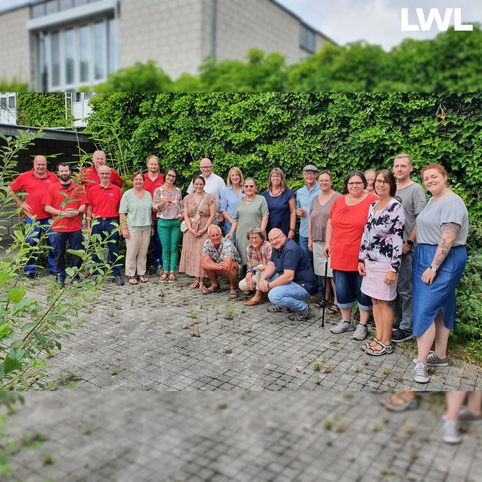 Gruppenfoto auf dem BBW-Gelände (vergrößerte Bildansicht wird geöffnet)