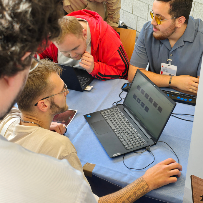 Am Laptop (vergrößerte Bildansicht wird geöffnet)