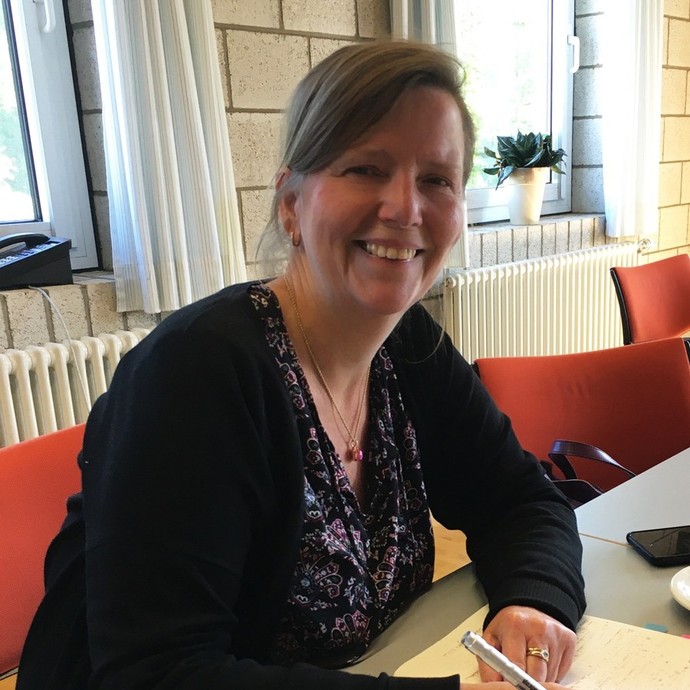 Referatsleiterin Frau Dr. Christel Schrage benutzt den personalisierten Kugelschreiber, um sich Notizen zu machen (vergrößerte Bildansicht wird geöffnet)