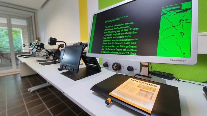 Mobile und stationäre Bildschirmlesegeräte im Beratungsraum