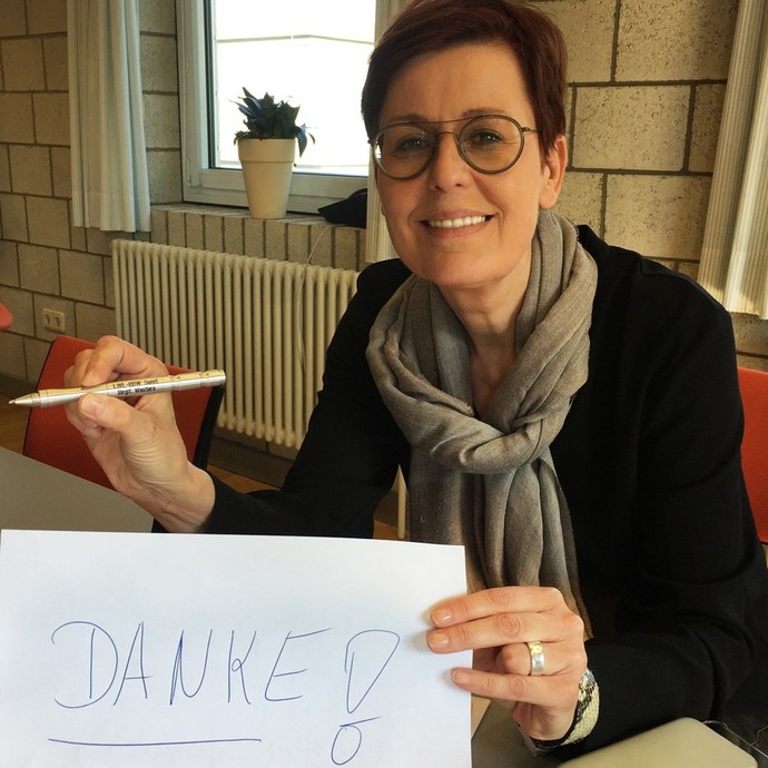 LWL-Schul- und Jugenddezernentin Birgit Westers hat mit ihrem personalisierten Kugelschreiber „Danke!“ auf ein Blatt Papier geschrieben (öffnet vergrößerte Bildansicht)