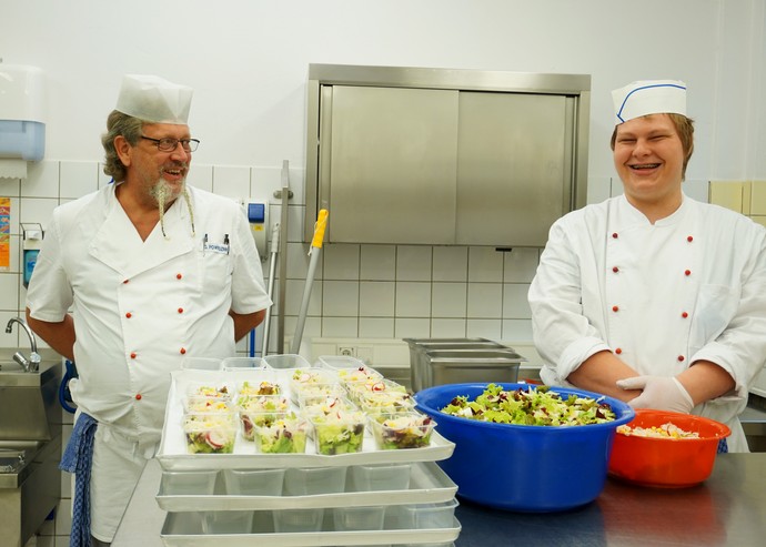 Herr Powroznik und ein Teilnehmer bereiten Beilagensalate zu