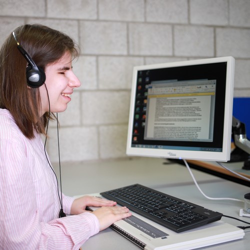 Eine Teilnehmerin arbeitet am Computer