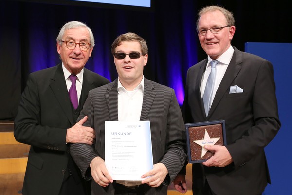 Vitali Brumm bei der Landesbestenehrung mit IHK-Präsident Dr. Ulrich Lehner und IHK-Geschäftsführer Gregor Berghausen, Foto: IHK Düsseldorf (Esser)